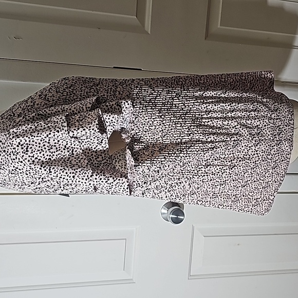 Adrianna  Papell, NWT women's blouse.  Size medium.  Cream with black geometric. - Picture 5 of 12